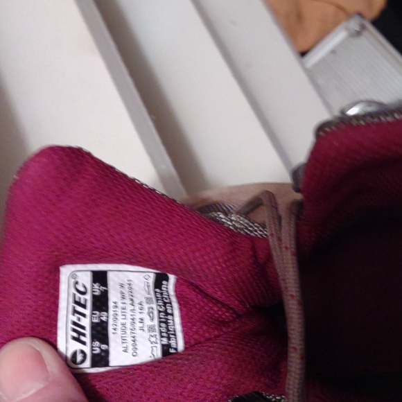 HI TEC like new hiking boots - Picture 3 of 3